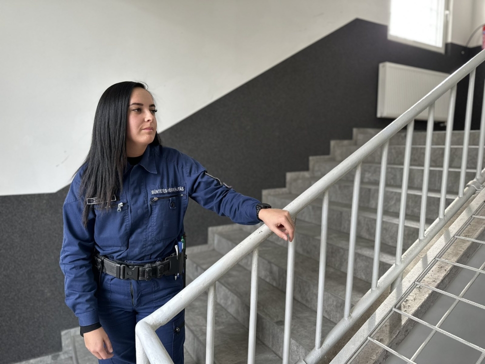 Emese a börtön zárt világában azért dolgozik, hogy a rabok kapcsolatba lépjenek szeretteikkel.